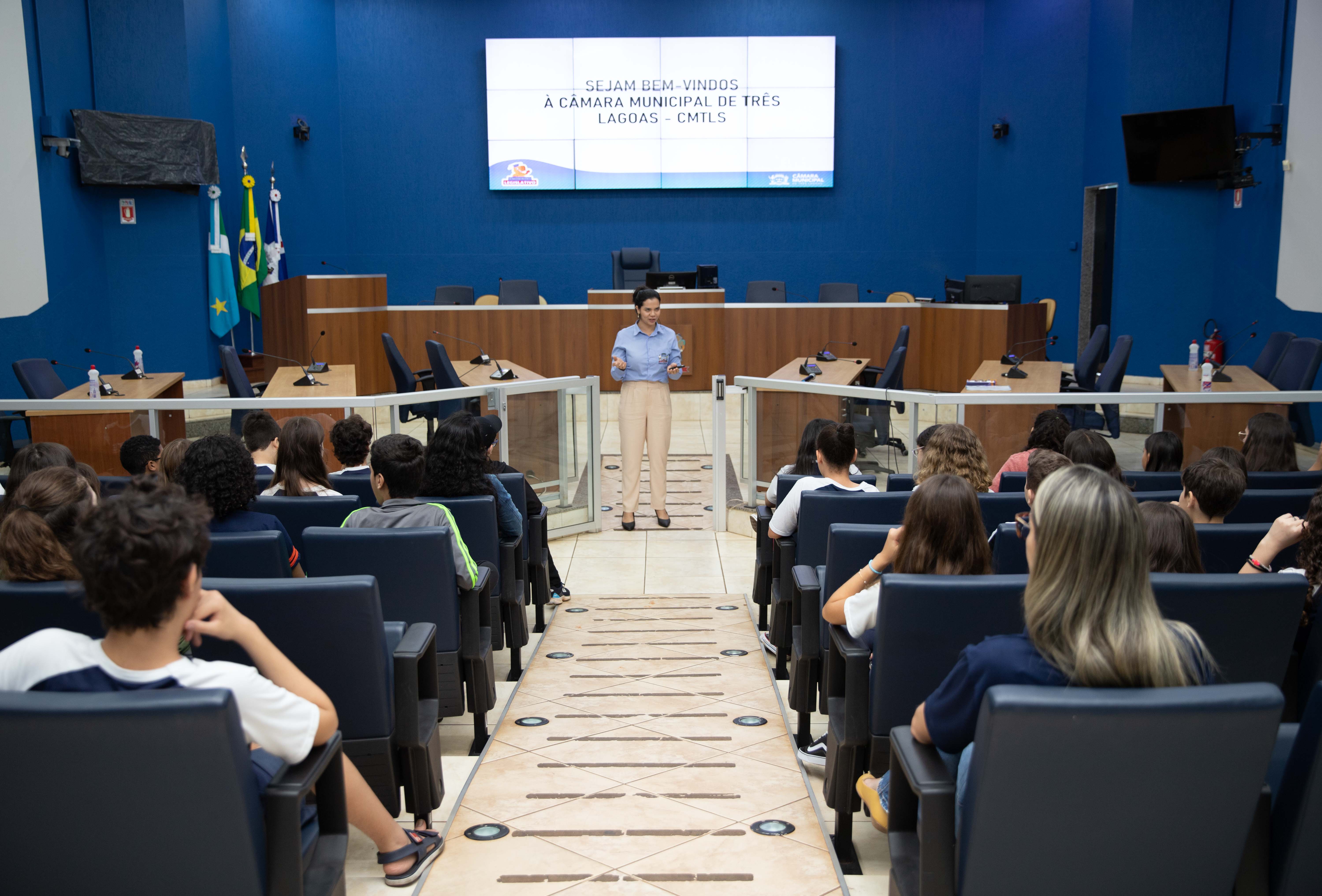 Visita: alunos do sexto ano conhecem a Cmara