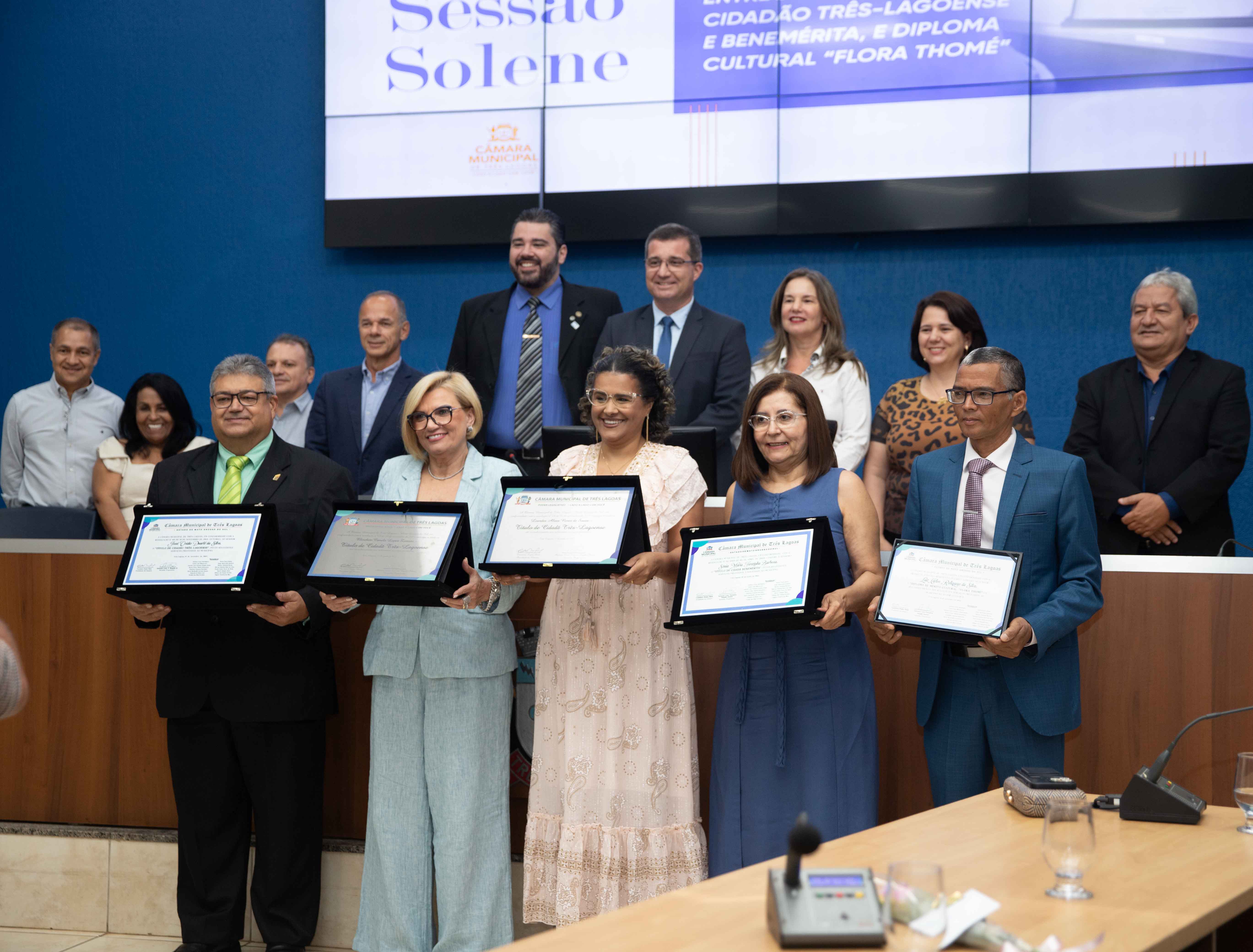 Professores e maestro so homenageados com ttulos e diploma