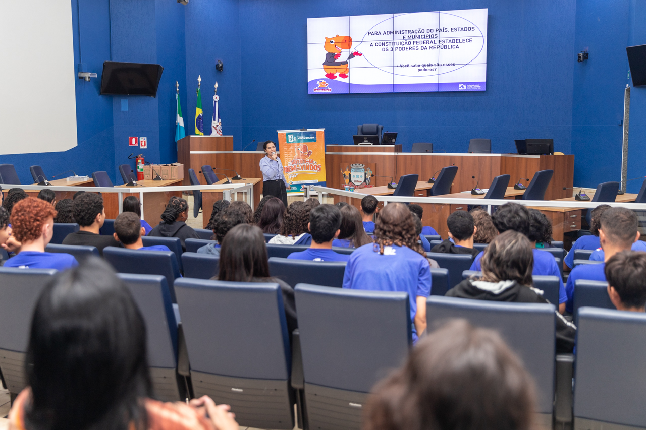 Alunos do 9º ano visitam a Câmara pela primeira vez   