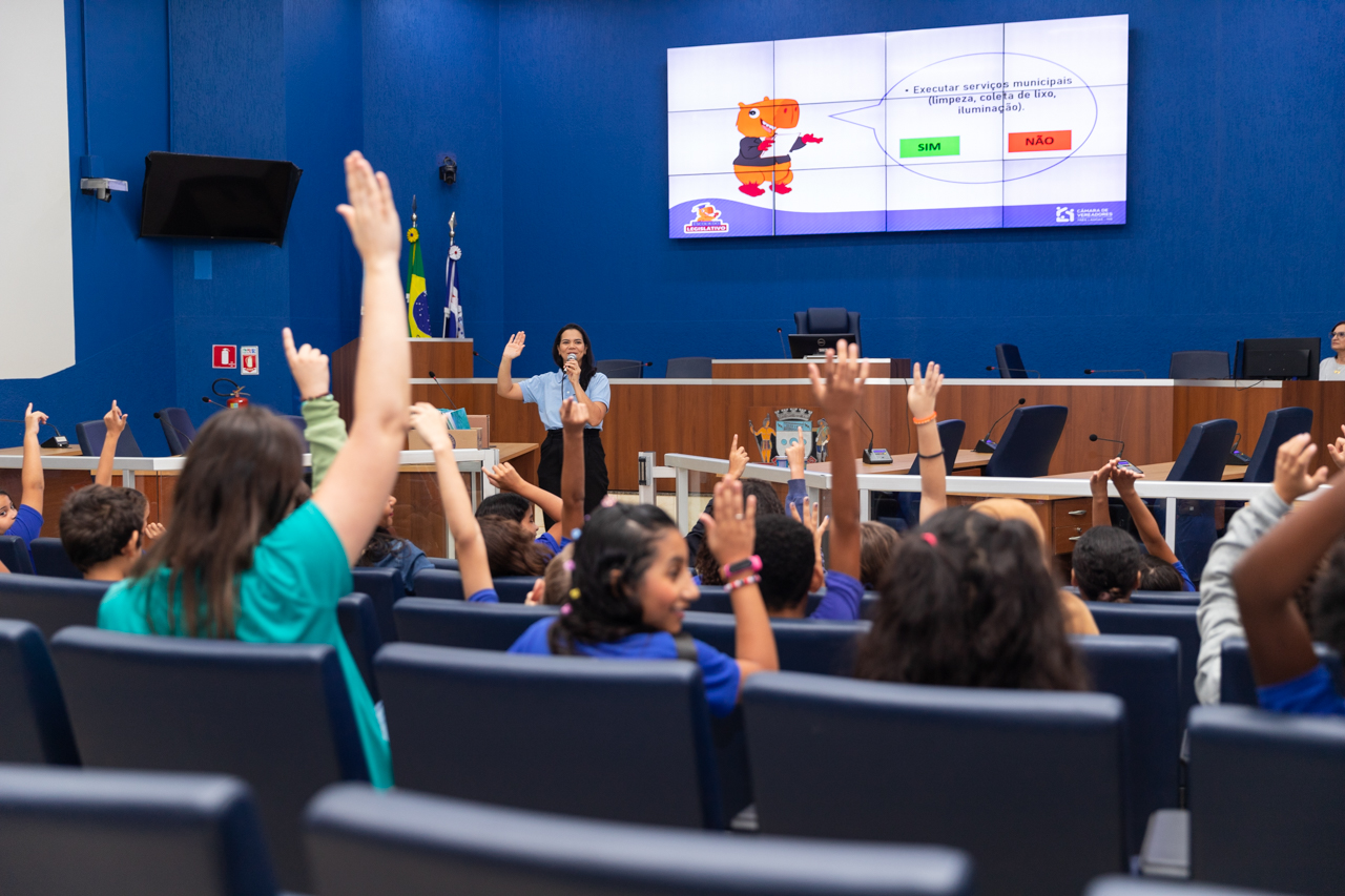 Alunos da E.M. Ramez Tebet visitam a Câmara e entregam reivindicações aos vereadores